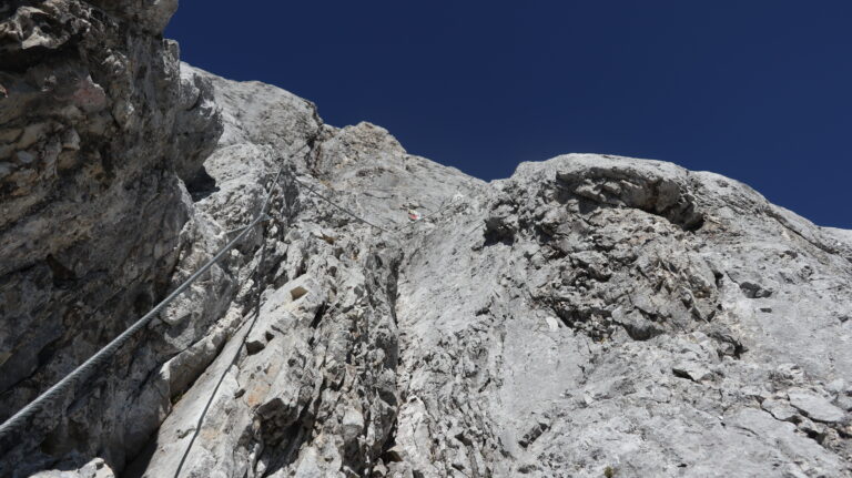 Im Aufstieg zum Kematstein. Steil (C/D), aber mit breiten Absätzen zum Rasten.