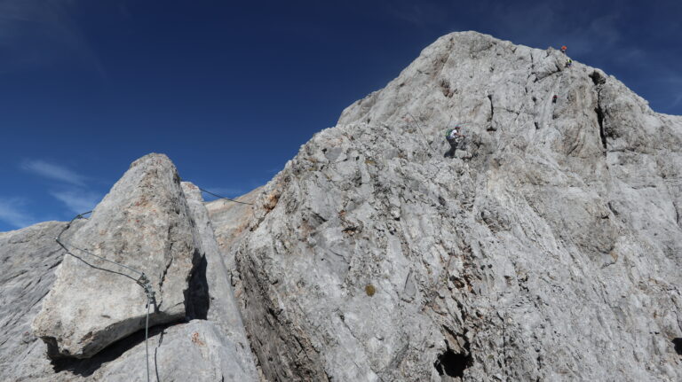 Bergsteiger an der Plattenrinne, der letzten C-Stelle des Klettersteigs