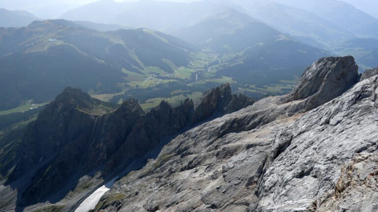 Gipfelblick auf die Gratzacken, über die der Königsjodler verläuft.