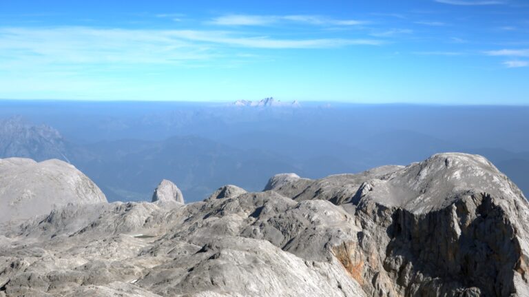 Der Hohe Dachstein spitzt aus dem Dunst.