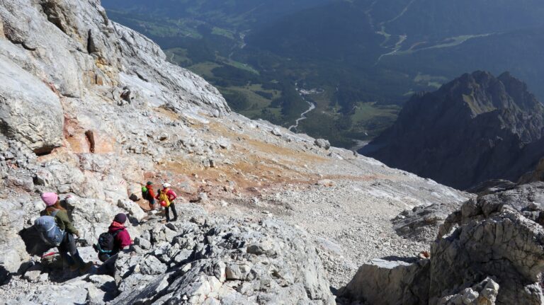 Der Birgkarsteig führt durch steiles Geröll.