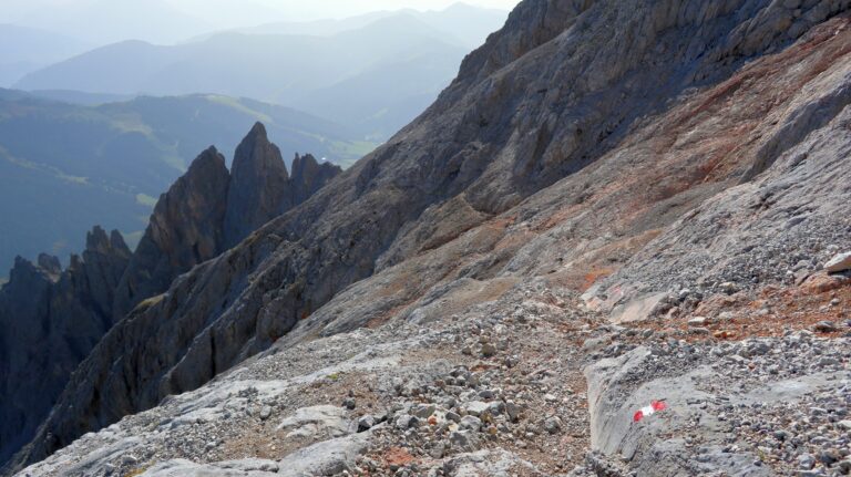 Steinschlägiges und exponiertes Gelände