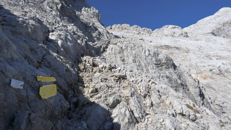 Im Oberen Birgkar trifft der Notabstieg vom Kematstein auf den Birgkarsteig.