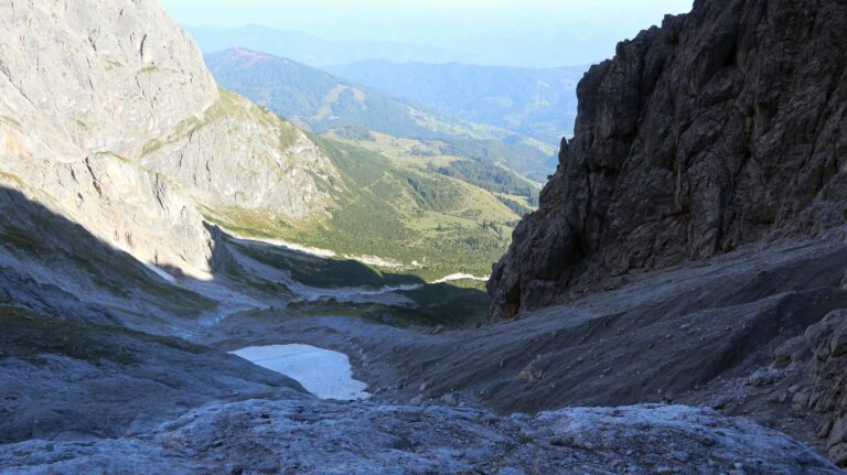Abstieg zur Stegmoosalm. Irgendwo rechts im Schutt verläuft der "Weg".