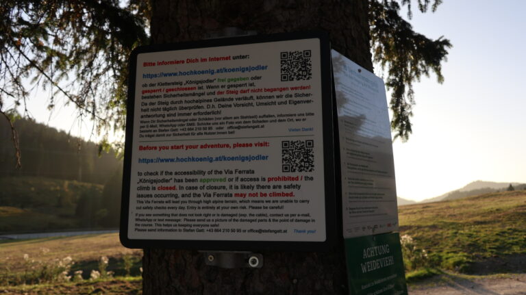 Der Status des Klettersteigs lässt sich mithilfe eines QR-Codes am Parkplatz abfragen