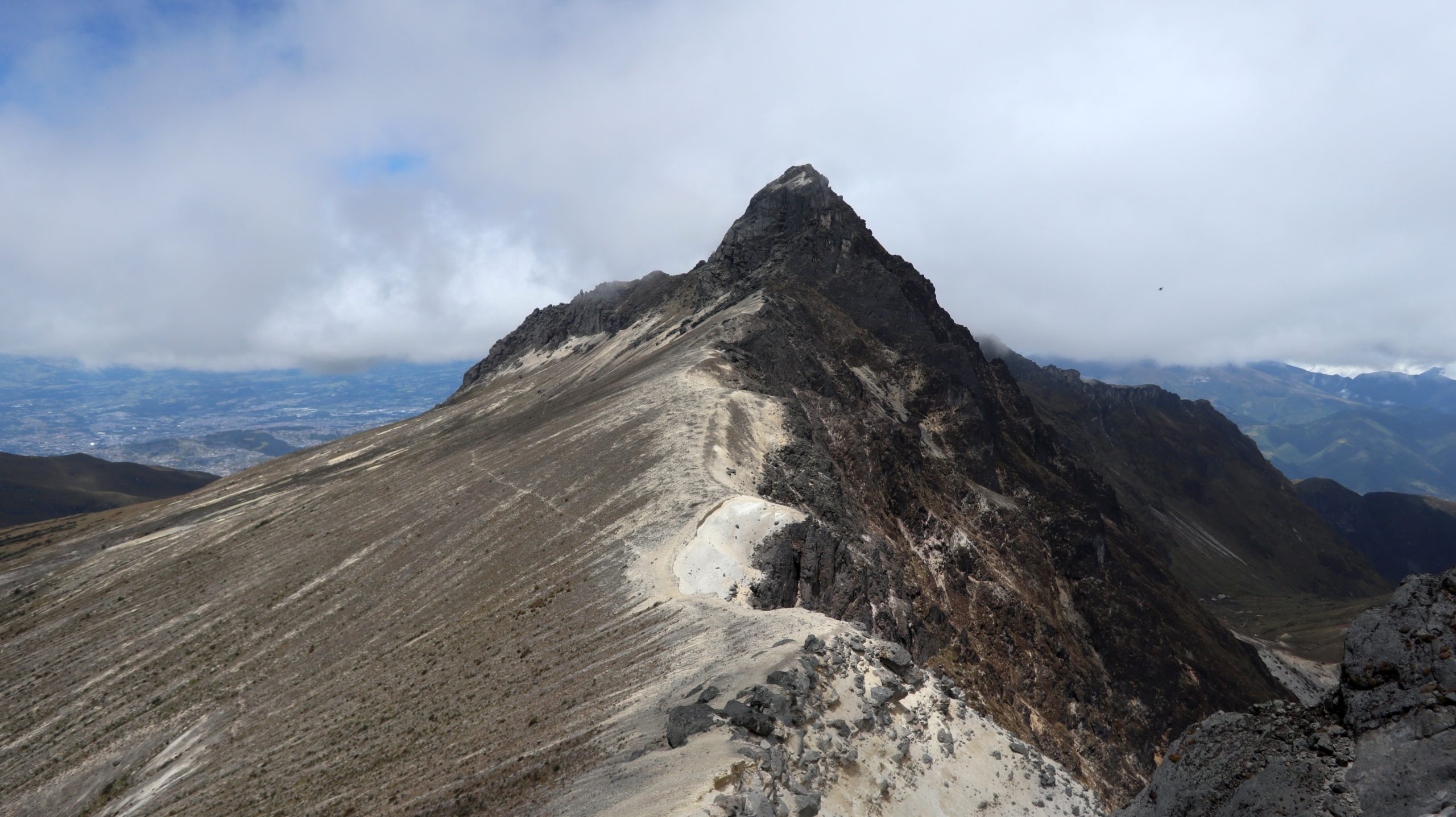 Blick zum Guagua Pichincha mit dem Pfad in der Flanke
