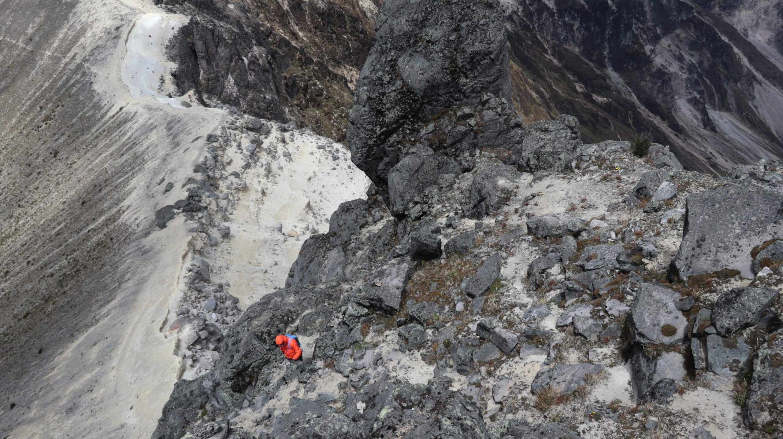 Nach dem Kamin erreicht man ein kleines Plateau mit Basaltzacken.