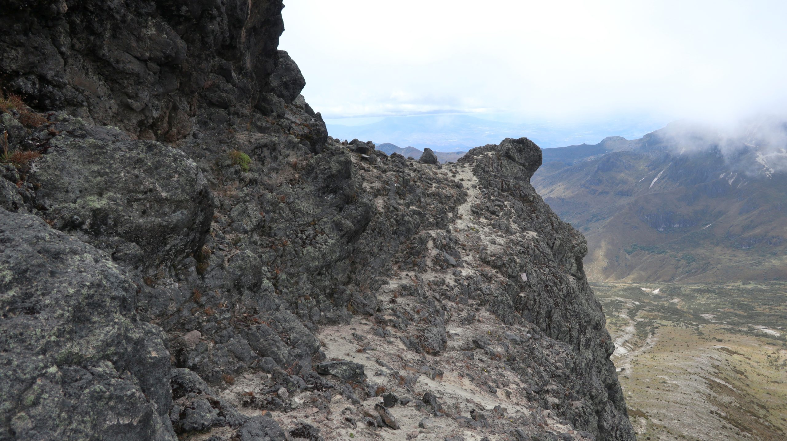 Von dem Basaltzacken folgt man dieser Spur nach rechts.