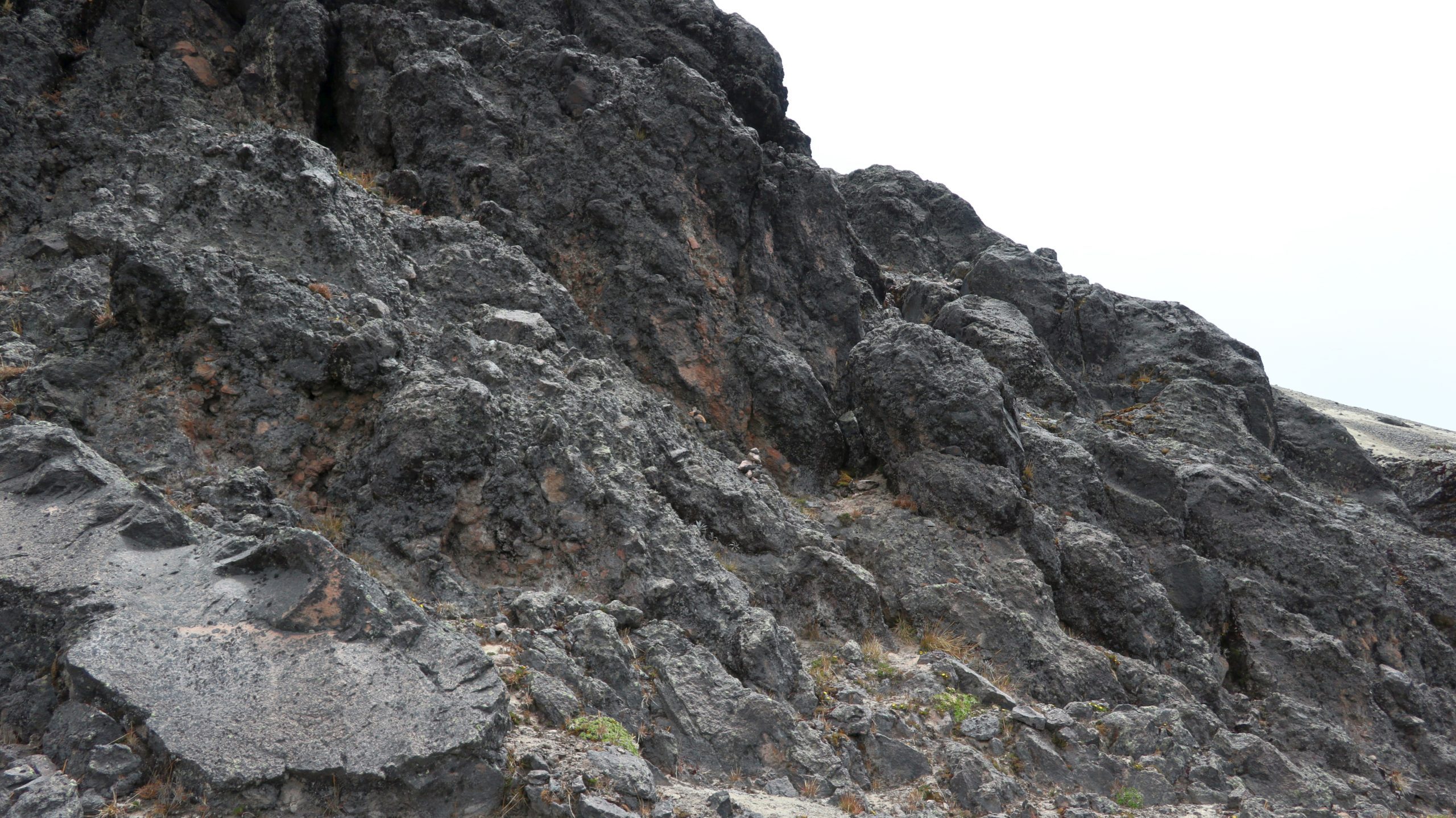 Am Ende der Spur bei Steinmännchen hier hochkraxeln.