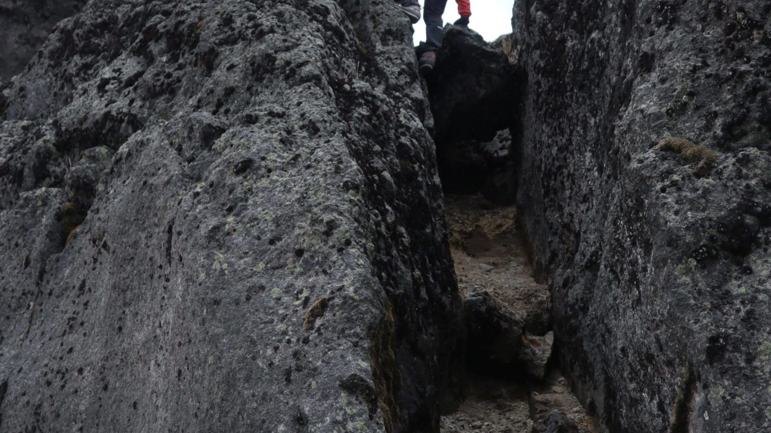 Der Einstieg in den südlichen Vorbau erfolgt durch diesen Kamin.